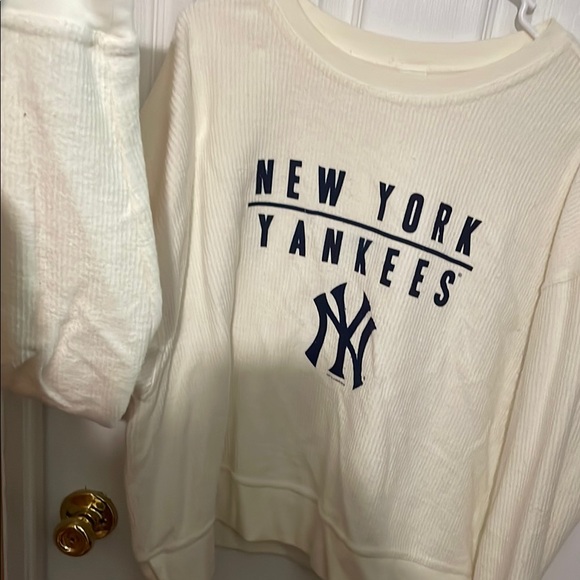 New York Yankees Women's Cream Crewneck Sweatshirt - Picture 2 of 5
